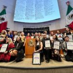 27 creadoras de la SACM recibieron diplomas por su importante trayectoria en la música mexicana de manos en el Senado de la República